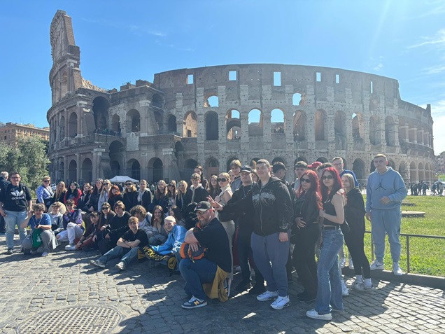 Uczniowie stojący przed Colosseum w Rzymie